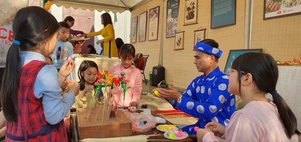 Иностранцы могут поучаствовать в изготовлении вьетнамской детской традиционной игрушки «Тохе» на акции «День Вьетнама за рубежом». Фото: ВьетнамПлюс