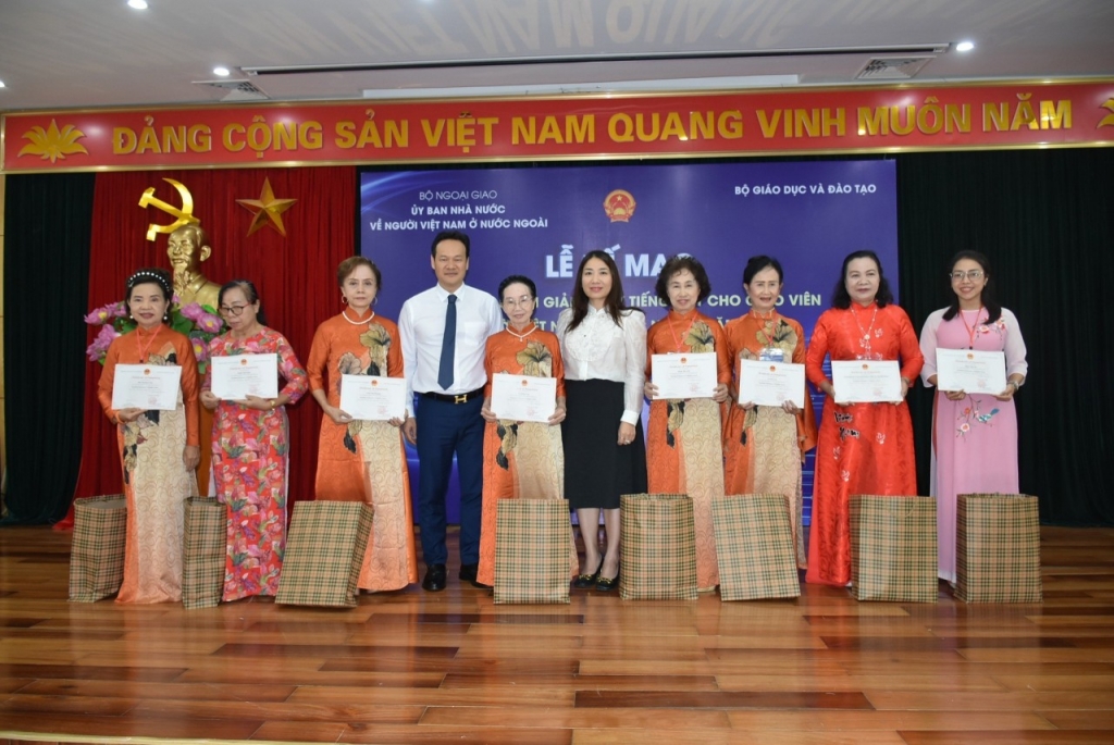 Участники тренинга по повышению квалификации преподавания вьетнамского языка