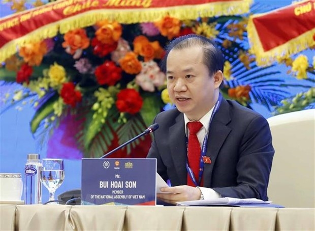 Постоянный член Комитета по культуре и образованию Национального собрания Буй Хоай Сон выступает на конференции. Фото: ВИА.