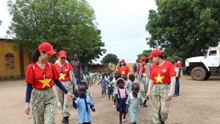 Вьетнамские солдаты поддерживают улучшение условий обучения для учащихся в Абьее (Африка)