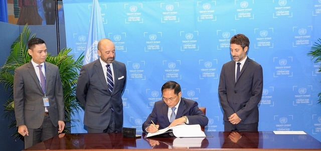 Министр иностранных дел Буй Тхань Сон подписал Соглашение о сохранении и устойчивом использовании биоразнообразия в районах океана