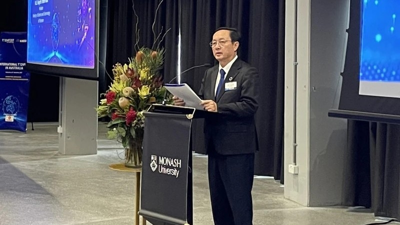 Министр науки и технологий Вьетнама Хуинь Тхань Дат выступает на мероприятии TECHFEST 2023
