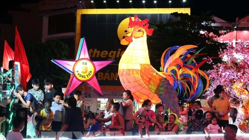 Яркие гигантские модели бумажных фонарей в Туенкуанге
