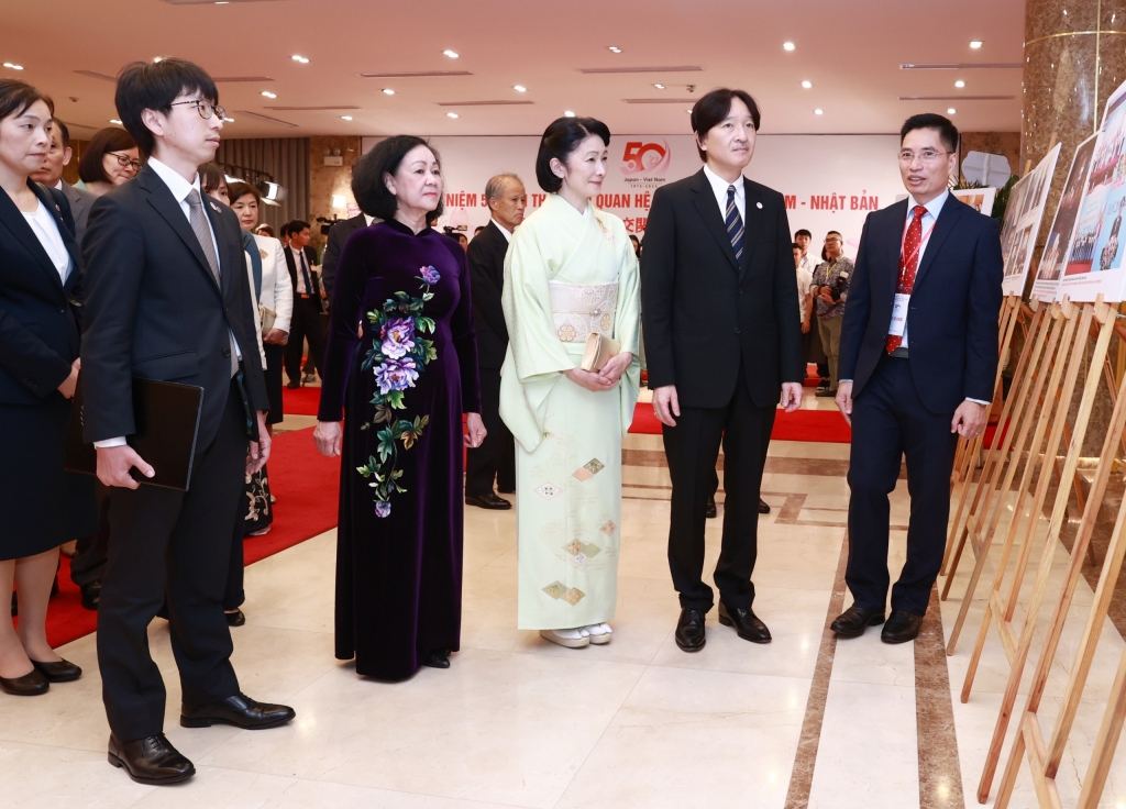 Постоянный член Секретариата ЦК КПВ Чыонг Тхи Май и  наследный принц Акисино со супргуой  на фото-выставке о вьетнамской-японских отношениях. Фото:  Хоанг Фук