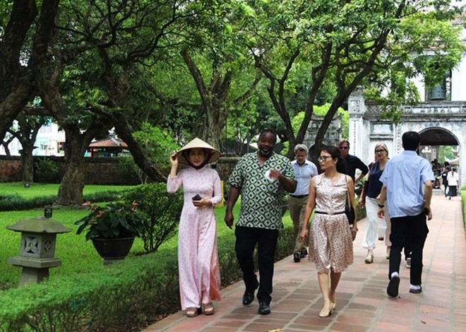 Туристы посещают Храм литературы. Фото: Laodong.vn