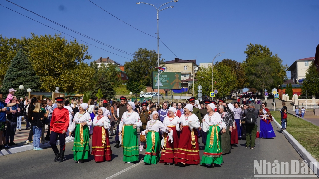 Группа артистов в традиционных казачьих костюмах поет песни, восхваляющие людей, природу и казачьи культурные традиции. Фото: Суан Хынг / Нянзан