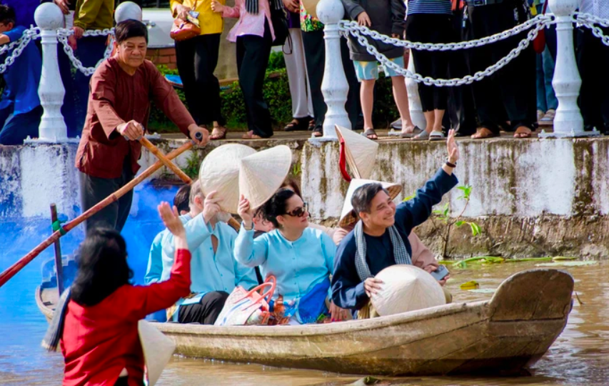 Фестиваль вьетнамской одежды «Рубашка Баба» в провинции Хаузянг. Фото: Нянзан