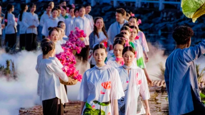 Уникальные образы на фестивале вьетнамской одежды «Рубашка Баба» в провинции Хаузянг