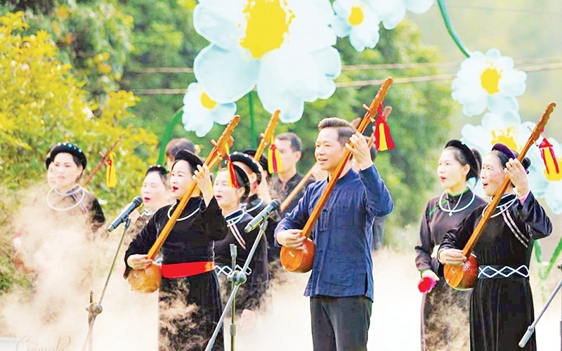 Народные артисты поют «тхен» на Фестивале «Сезон белой камелии» в уезде Биньльеу. Фото: Лыонг Куанг Тхо / Нянзан