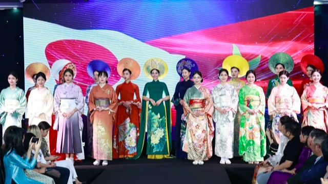 Показ-мод «Осенние краски Вьетнама и Японии»: красота традиционных костюмов Вьетнама и Японии
