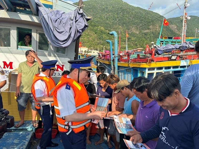 Береговая охрана Вьетнама раздает рыбакам информационные листовки по предотвращению ННН-промысла. Фото: Фам Минь Ха