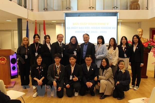 Посол Нго Хыонг Нам и делегаты-вьетнамские студенты в Нидерландах. Фото: ВИА
