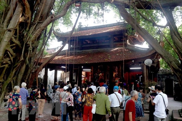 Туристы у храма Мау – объекта особого национального уровня в провинции Хынгйен. Фото: Динь Ван Ньеу / ВИА