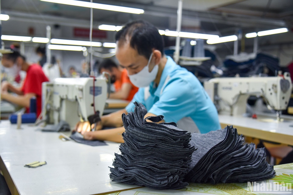 Хо Ван Сеп – инвалид без левой руки: «Швейная фабрика «Тьентьан» дала мне новую жизнь». Фото: Нянзан