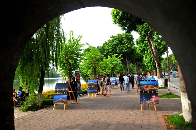 Фотовыставки регулярно организуются на пешеходной улице у озера Хоанкием, позволяя местным жителями и туристам узнать больше об общественной жизни в столице Вьетнама.