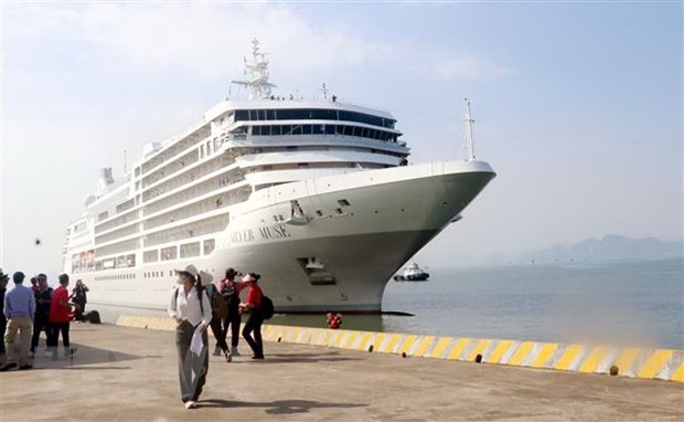 Корабль Silver Muse (Багамские острова) с 300 пассажирами из европейских стран приняло туристическое агентство Tan Hong. По программе тура, туристы посетили бухту Халонг и пагоду Кайбау. Корабль покинет порт ночью 27 октября 2023 года.