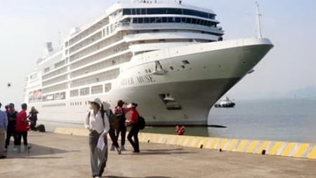 Два международных круизных лайнера доставляют туристов в город Халонг