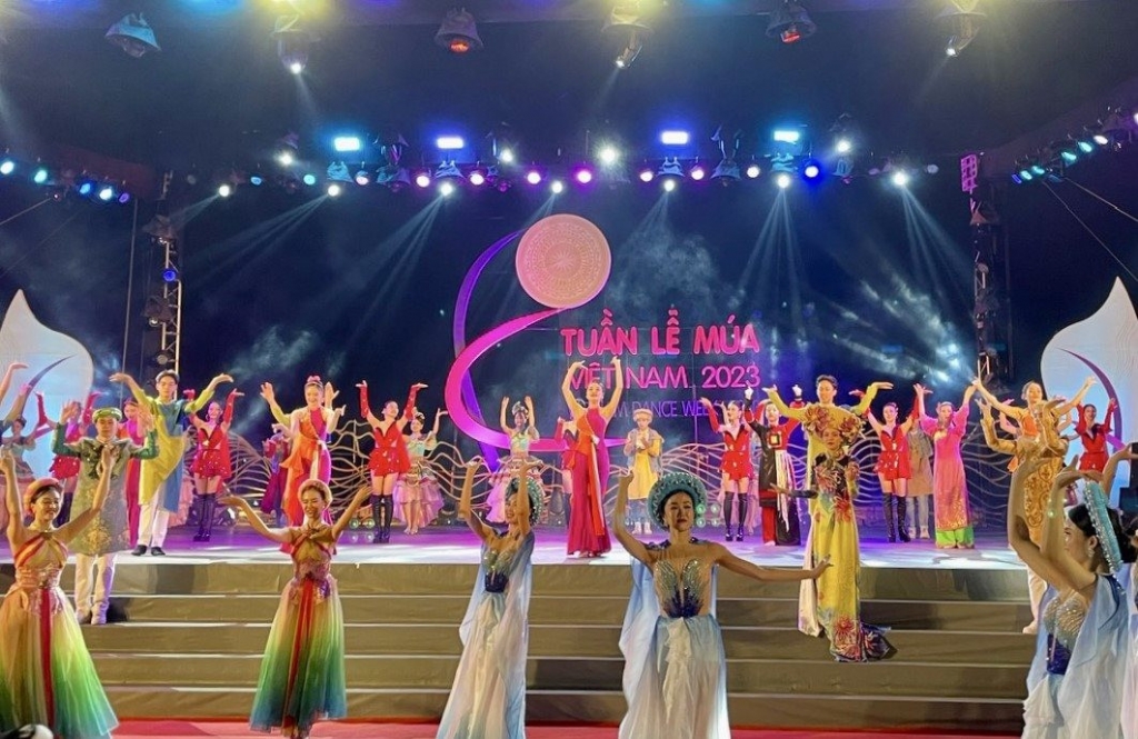 Данное мероприятие организовано Ассоциацией исполнителей танцев Вьетнама в сотрудничестве с Департаментом культуры и спорта г. Ханой, Департаментом культуры и спорта г. Хошимин и руководством парка Тхомнят.