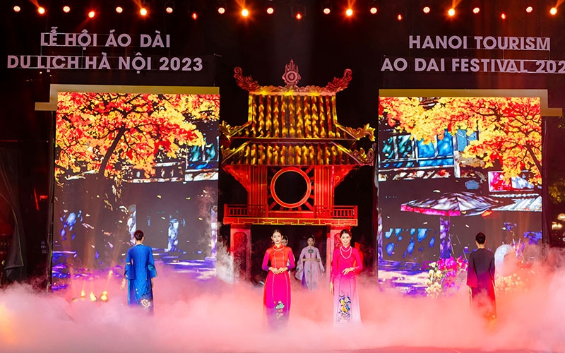 В рамках Ханойского фестиваля платья аозай и туризма 2023 года дизайнер Ву Тхао Жанг представила собственную коллекцию аозай «Минь Чау Ха Тхань», вдохновленную древней столицей Дайвьета и народами картинами Хангчонг, традиционного ремесленного изделия Ханоя. Фото: Нянзан