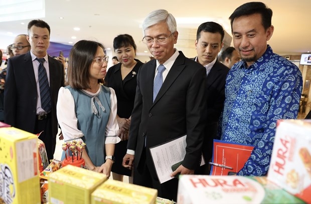 Зампредседателя Во Ван Хоан и представители стран АСЕАН посещают ярмарку халяльной продукции. Фото: Суан Ань / ВИА