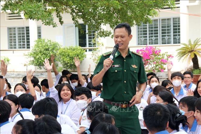 Представитель провинциального командования пограничной службы отвечает на вопросы обучающихся, посвященные суверенитету Вьетнама над островами Хоангша и Чыонгша. Фото: Нгуен Тхань / ВИА