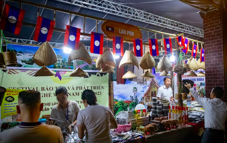 На ярмарке представляют типичные ремесленные изделия из традиционных деревень по всей стране, а также продукты из Лаоса, Индонезии, Таиланда, России. Фото: Хоай Нам