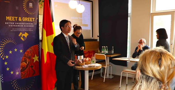Торговый советник Вьетнама в Бельгии и Европейском союзе (ЕС) Чан Нгок Куан выступает на семинаре. Фото: ВИА