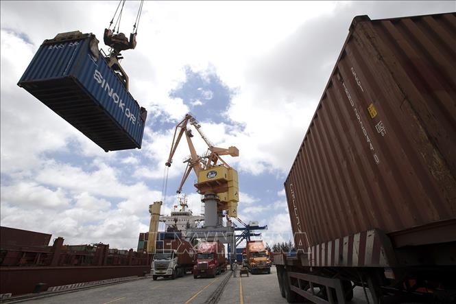 Погрузка и разгрузка грузовых контейнеров в порту Хайфон. Фото: ВИА