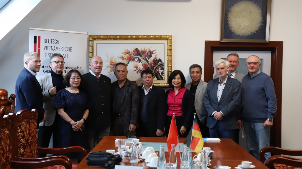 делегаты комитета Немецко-вьетнамского общества посетили торговый центр Донгсуан в Берлине 