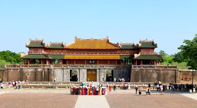 Туристы посещают императорскую цитадель Хюэ. Фото: Тыонг Ви / ВИА