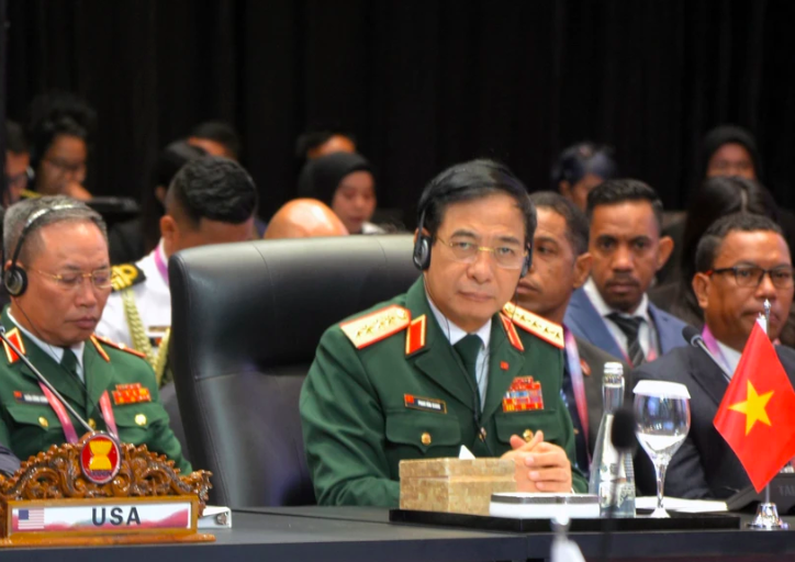 Министр обороны Вьетнама, генерал армии Фан Ван Занг выступает на 10-м Совещании министров обороны стран АСЕАН в расширенном составе (ADMM+) в Джакарте. Фото: Хыу Чиен / ВИА