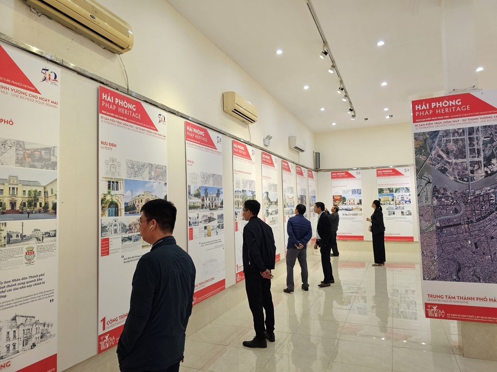 Выставка проводилась с 15 по 21 ноября 2023 года, на ней были представлены 684 объектов архитектуры города Хайфонг, проект планирования и развития города до 2030 года с перспективой до 2050 года, информация о выдающихся достижениях Хайфона за последние годы. Фото: Тхань Шон