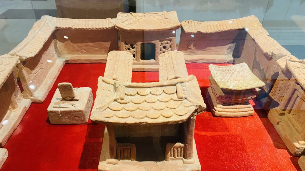 Терракотовая модель дома времен династии Чан XIII-XIV веков. Фото: Бить Ханг / ВьетнамПлюс