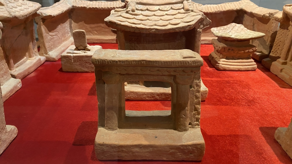 Терракотовая модель дома времен династии Чан XIII-XIV веков. Фото: Бить Ханг / ВьетнамПлюс