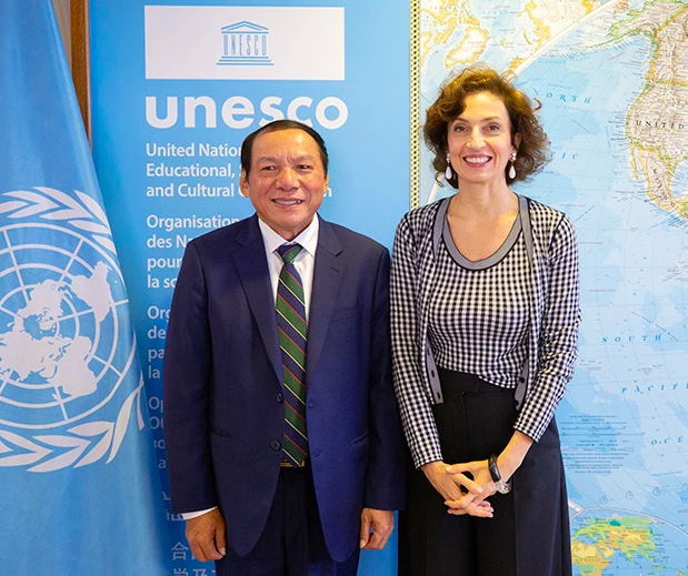 Министр культуры, спорта и туризма Вьетнама Нгуен Ван Хунг и генеральный директор ЮНЕСКО Одри Азуле на рабочей встрече в здании ЮНЕСКО в Париже. Фото: Нянзан