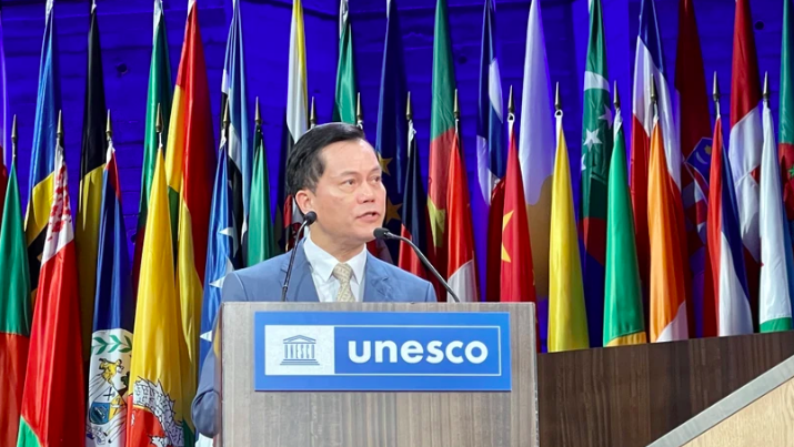 Заместитель министра иностранных дел Ха Ким Нгок, председатель Национального комитета Вьетнама по делам ЮНЕСКО, выступает на пленарном заседании 42-й сессии ЮНЕСКО. Фото: Тху Ха / ВИА