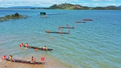 Гребля на долбленых лодках по реке Поко в провинции Заляй