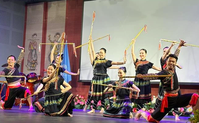 Поздравление артистов вьетнамского театра народной музыки и танца Вьетбак. Фото: Тху Ха / ВИА