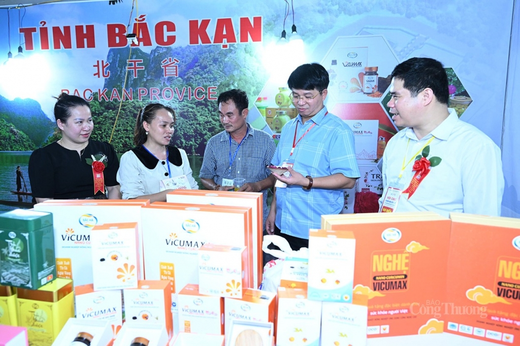 Стенд провинции Баккан на 23-й Вьетнамско-китайской международной торговой ярмарке в Лаокае в 2023 году. Фото: congthuong.vn