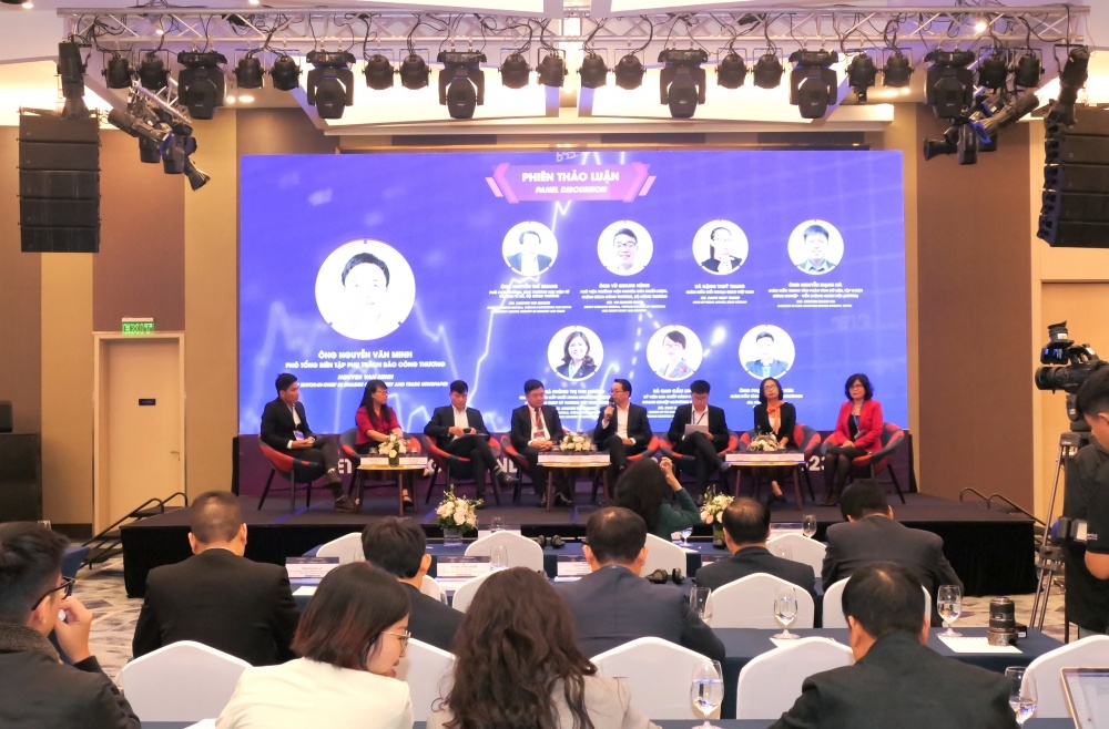 Эксперты ведут диалог на семинаре по цифровой экономике и электронной коммерции во Вьетнаме. Фото: petrotimes.vn