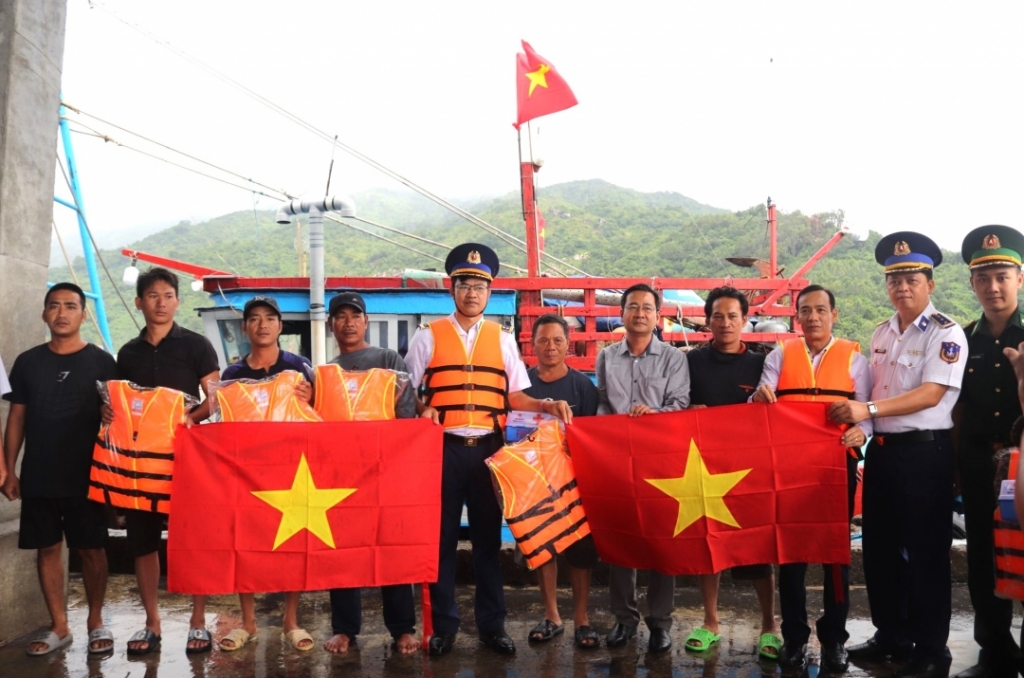 Руководители 32-й эскадрилья при Командовании 3-го района береговой охраны Вьетнама вручают рыбакам коммуны Дайлань государственный флаг, спасательные жилеты и аптечки. Фото: baokhanhhoa.vn