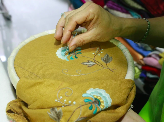 Профессия вышивки в деревне Ванлам в коммуне Ниньхай (город Хоалы), существует уже более 700 лет. 