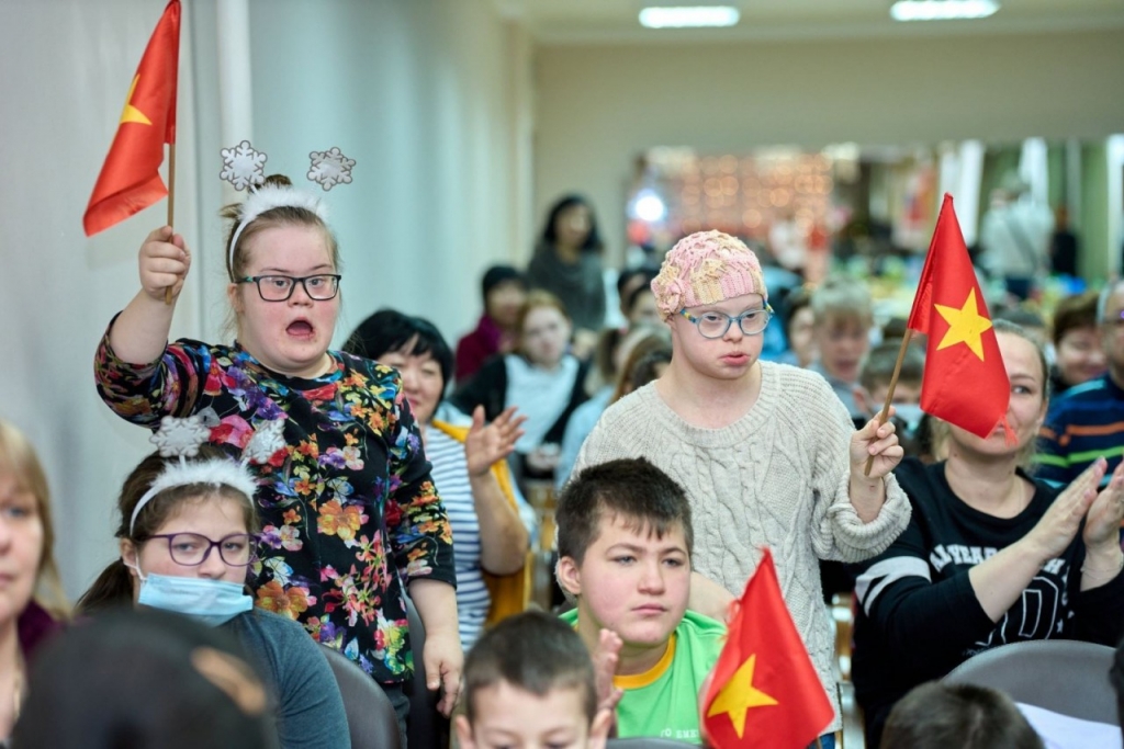 Волонтерская группа вьетнамцев в Москве дарит подарки детям-инвалидам к Новому году. Фото: ВИА
