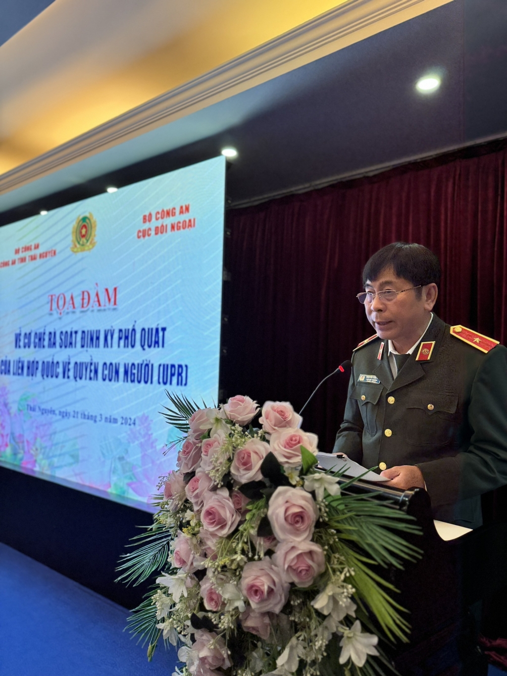 Заместитель руководителя Управления по внешним связям Министерства внутренних дел, Генерал-майор Нгуен Ван Ки, выступает на конференции