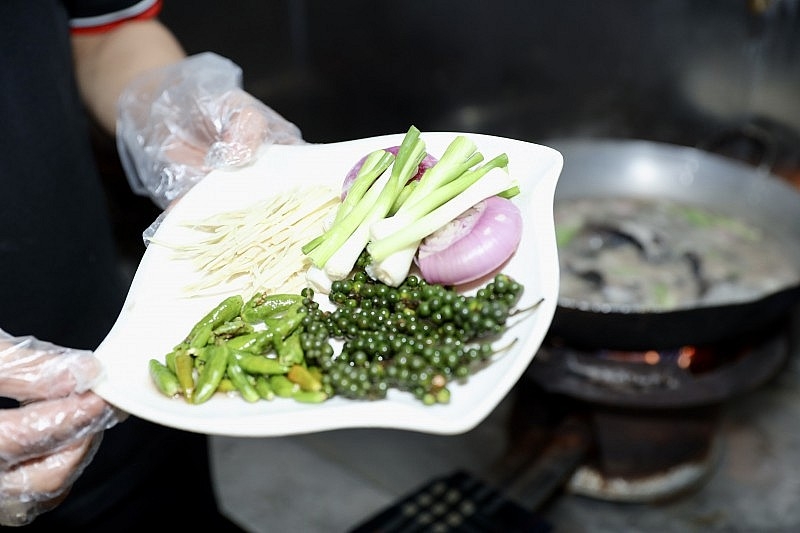Основные специи, создающие вкус блюда из глаза тунца в зеленом перце. (Фото: Динь Хоа)