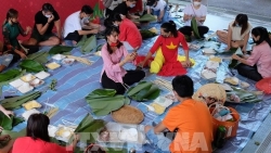 Конкурс среди вьетнамцев в Сингапуре по заворачиванию новогодних рисовых пирогов