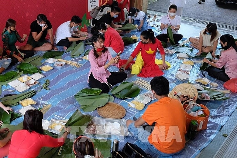 Конкурс среди вьетнамцев в Сингапуре по заворачиванию новогодних рисовых пирогов