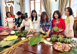В посольстве Вьетнама в России приготовили традиционный пирог баньчынг на лунный новый год