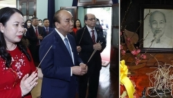 Президент Нгуен Суан Фук воскурил благовония в память о Президенте Хо Ши Мине