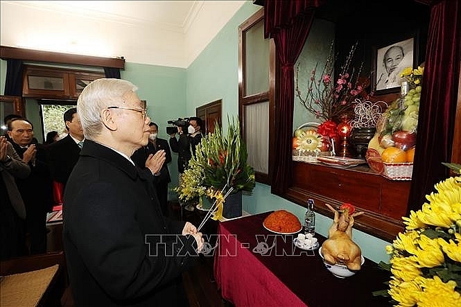 Генсек ЦК КПВ Нгуен Фу Чонг зажёг благовония в память о президенте Хо Ши Мине